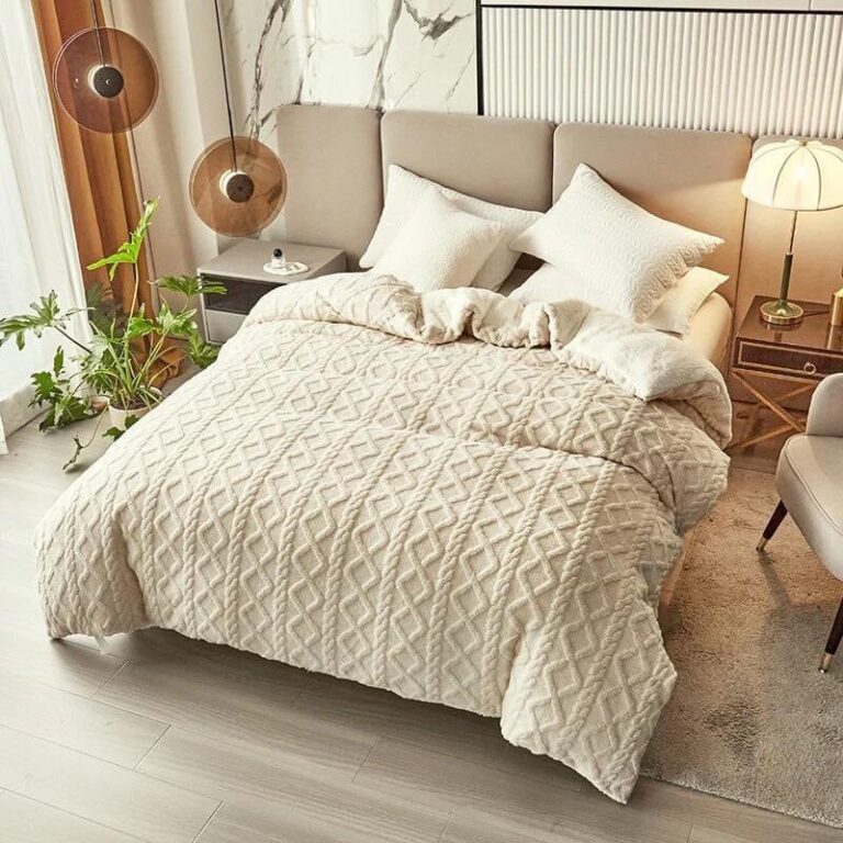 5 Piece Geometric Fluffy Fleece Comforter Set Cream MK Bed Linen